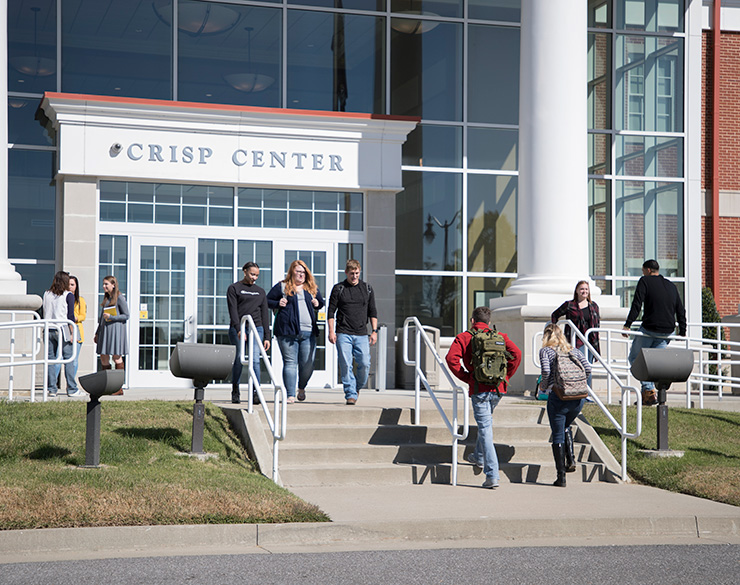 Students entering and exiting the Paducah regional campus