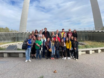 Honors students pose in front of the St. Louis Arch.