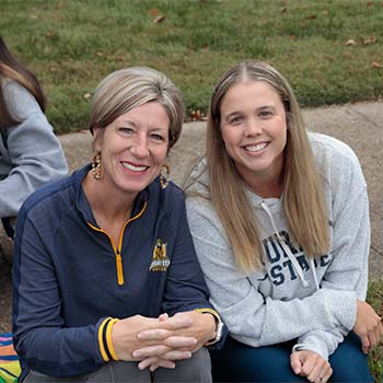 A Murray State mom poses with her daughter