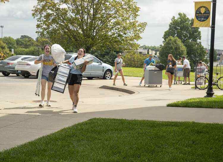 students moving into the dorms